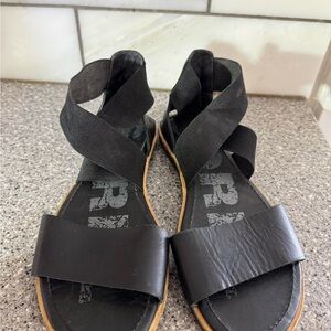 Sorel Black Sporty Sandals with Elastic Straps